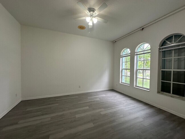 Building Photo - 815 Nelson Ave