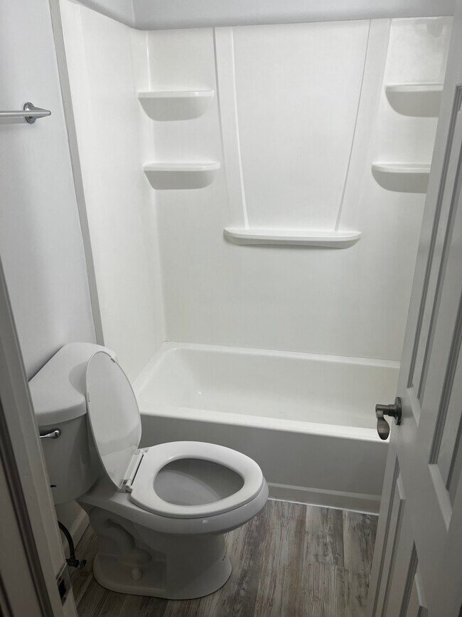 Foto del edificio - 131 Cosey Beach Ave