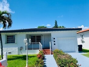 Building Photo - 8842 Carlyle Ave