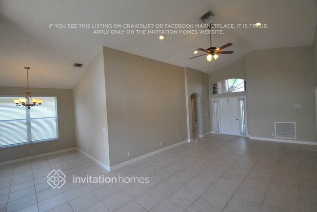 Building Photo - 9496 Lago Dr