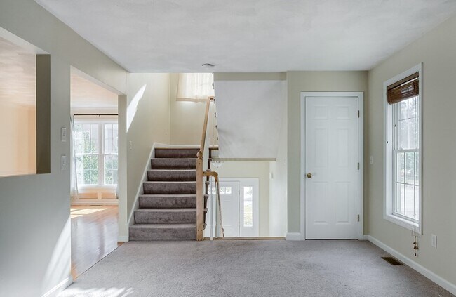 Building Photo - 5 Lindas Way