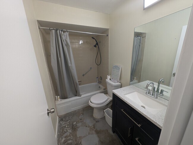 Baño - 5039 Village Gardens Dr