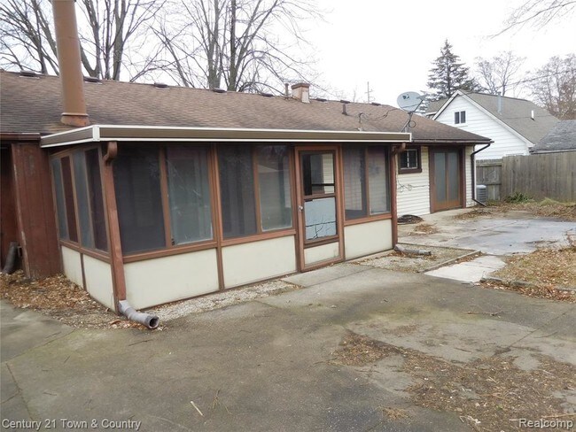 Building Photo - 7887 Elizabeth Lake Rd