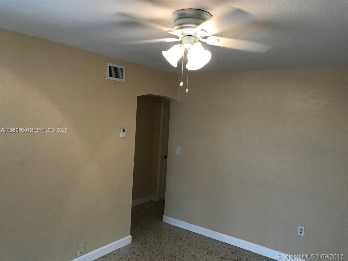 Foto del edificio - 43 NW 76th Ave