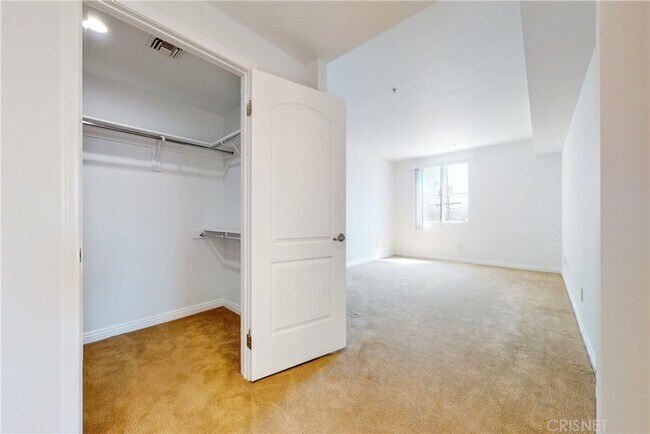 Dormitorio principal - 6800 Corbin Ave