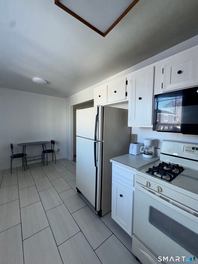 Building Photo - 4 Van Zant St