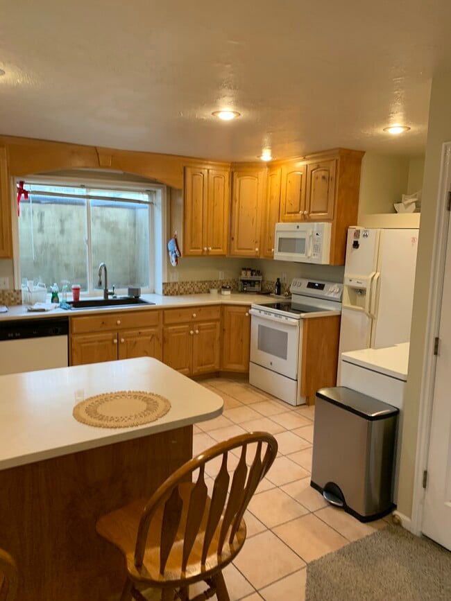 Kitchen - 1642 E Fort Union Blvd