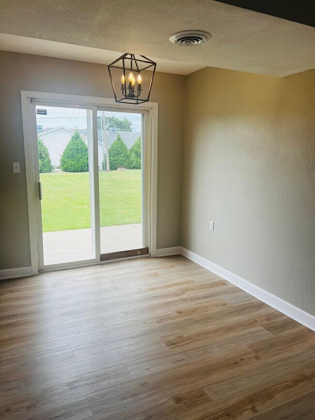 Foto del edificio - Available Now – Updated 3 Bedroom Tri-Plex...