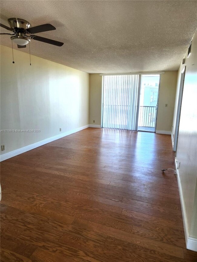 Foto del edificio - 8730 N Sherman Cir
