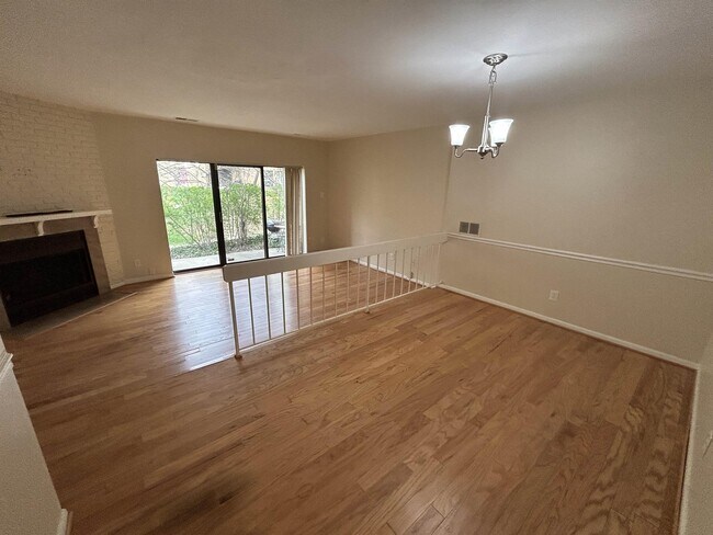 Building Photo - 3095 Hawthorne Dr NE