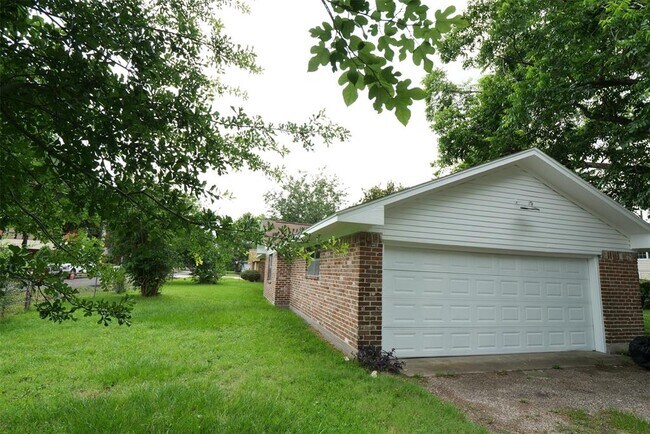 Foto del edificio - 6627 D S Bailey Ln