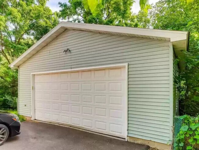 Garage (each unit has 1/2) - 560 Stryker ave