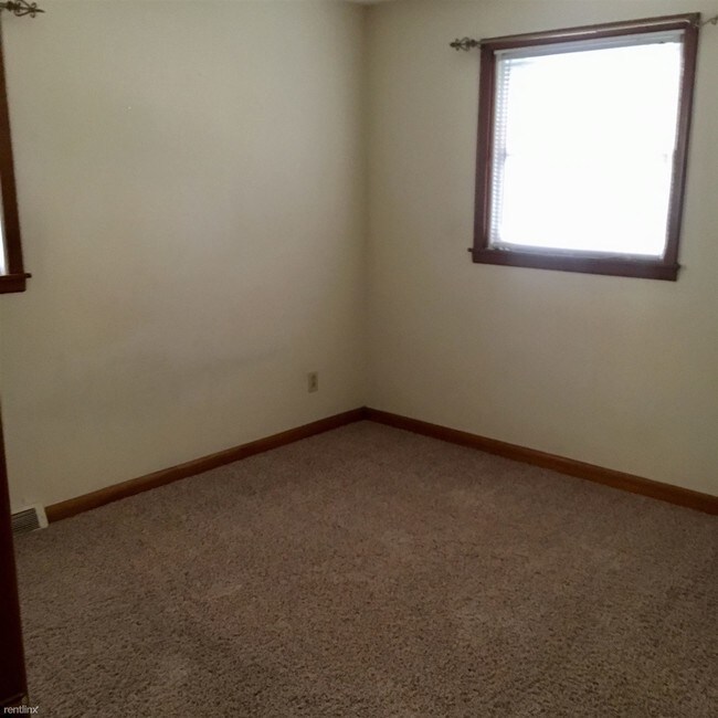 Building Photo - 3 br, 1 bath  - 206 Maple St