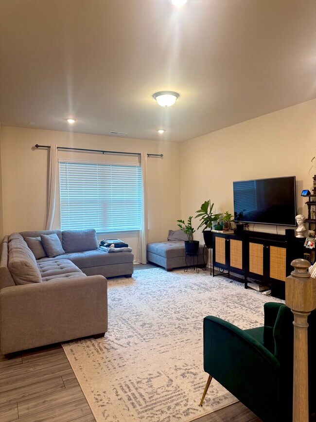 Building Photo - AVAILABLE 9/1 - Beautiful 3 bed/2.5 bath T...