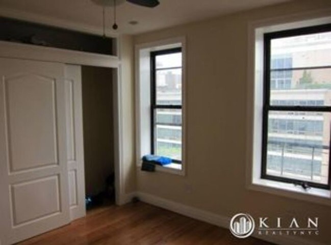 Foto del edificio - 309 E Houston St