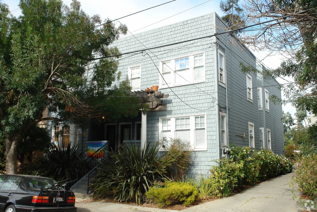 Building Photo - 3851-3857 Clarke St