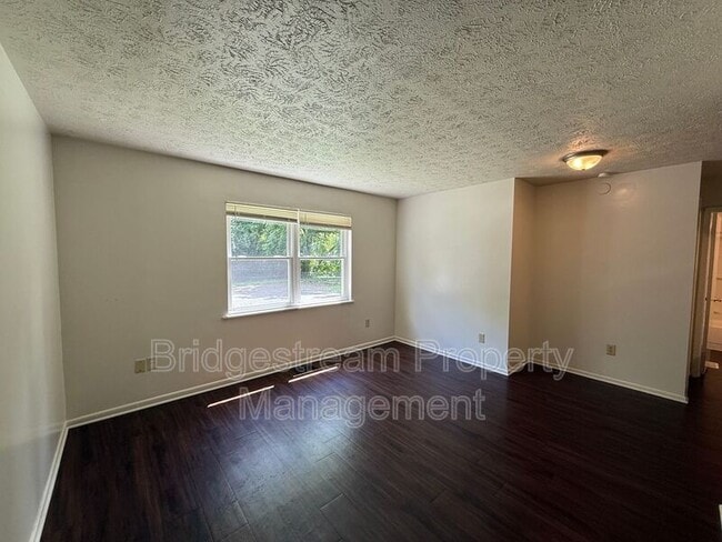 Foto del edificio - 3001 Idylwilde Blvd