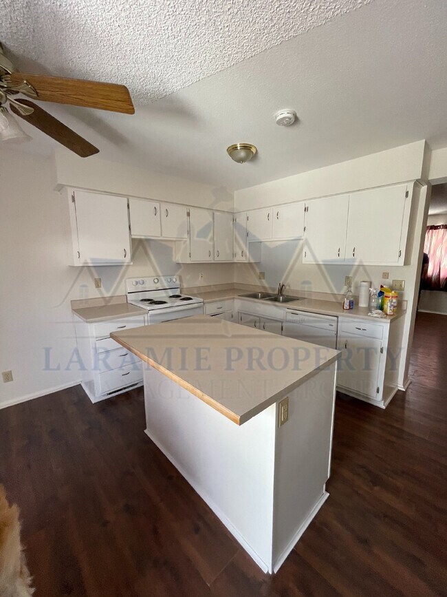 Building Photo - 3 Bedroom 2 Bathroom Townhouse
