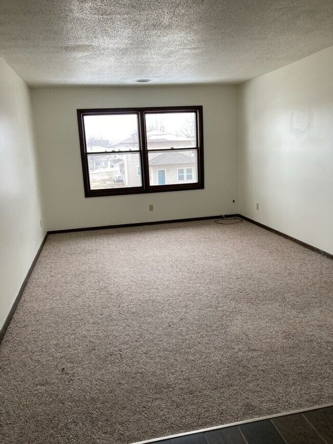 Building Photo - $925 | 2 Bedroom, 1 Bathroom Apartment | P...
