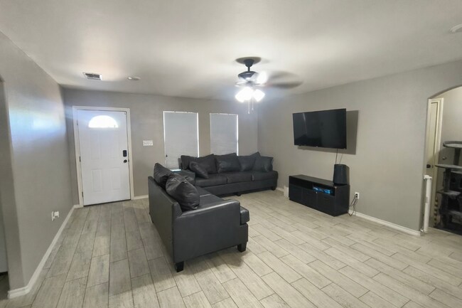 Foto del edificio - Charming 3BR / 2BA home with spacious backyard and full of curb appeal COMING SOON!
