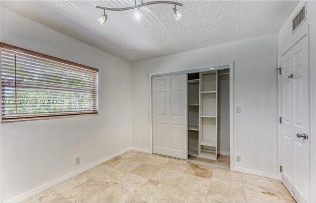 Foto del edificio - 530 NE 15th Ct