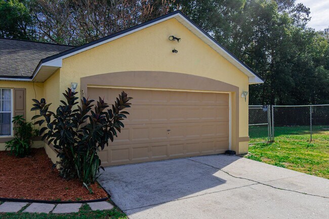 Foto del edificio - Very Nice 3/2 Home w/ Fenced Yard in St. Cloud with Bonus Room