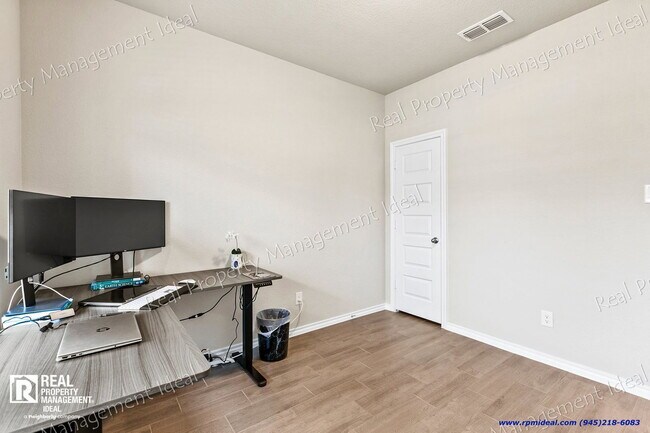 Building Photo - 2000 Plum Pk