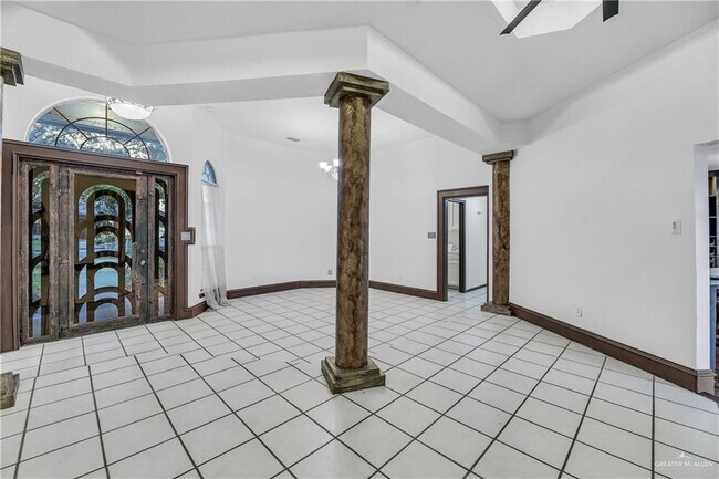 Building Photo - 20 E Nassau Ave