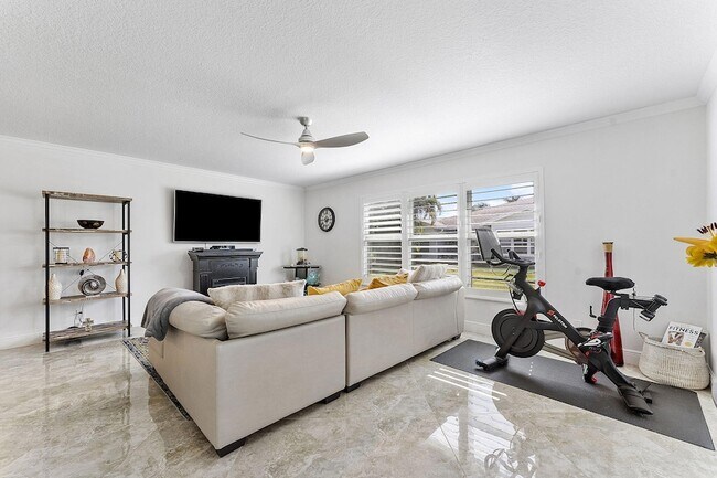 Foto del edificio - 5037 Lakefront Blvd