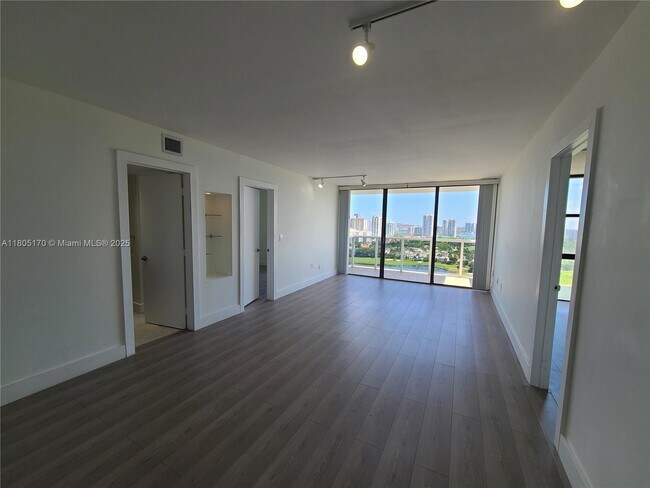 Foto del edificio - 3625 N Country Club Dr