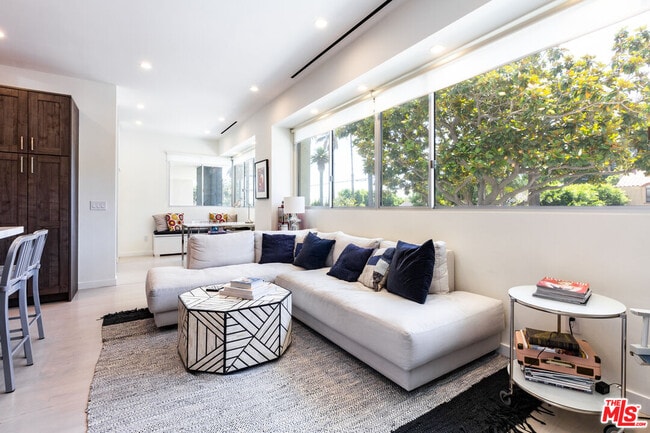 Foto del edificio - 838 N Doheny Dr