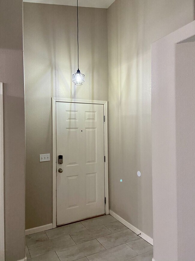 Building Photo - Great Upper Level Condo Near Powers Corrid...
