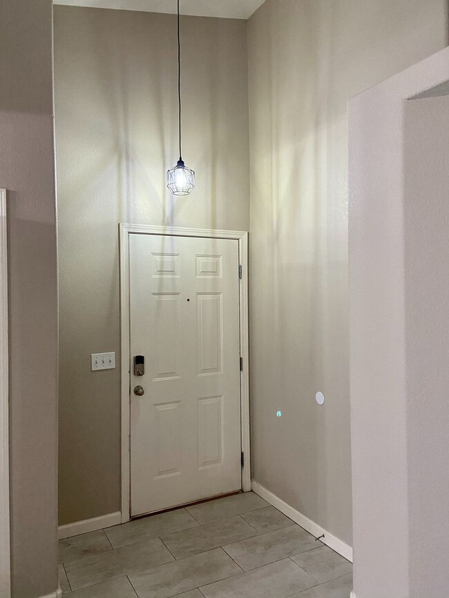 Foto del edificio - Great Upper Level Condo Near Powers Corrid...
