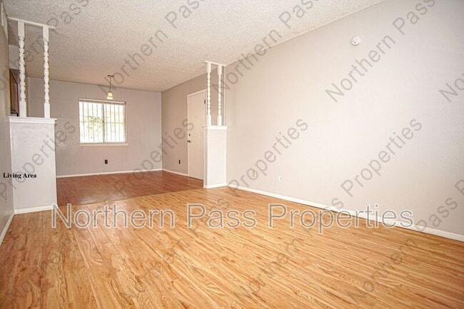 Foto del edificio - 8548 Arboleda Dr