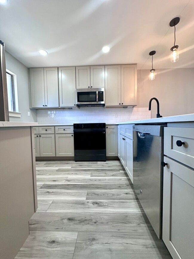 Foto del edificio - Beautifully Renovated 2B/2.5B Townhome wit...