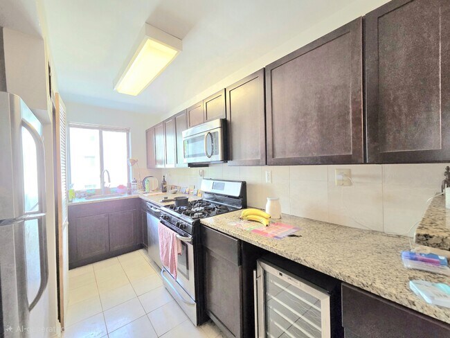 Foto del edificio - 3821 Davis Pl NW