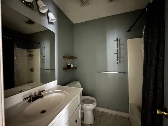 Building Photo - 8027 Country Oaks Rd