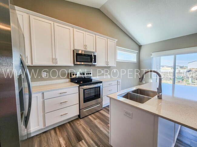 Foto del edificio - Spacious Waukee Ranch | 4 Bedrooms | 3-Car Garage | Finished Basement