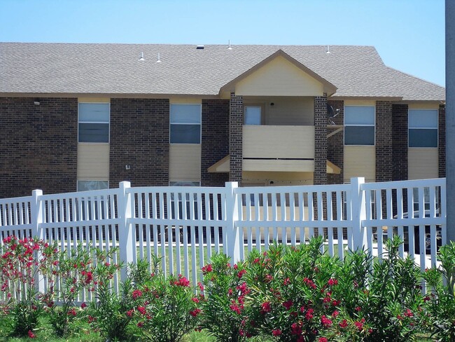 Building Photo - Madison Pointe Apartments