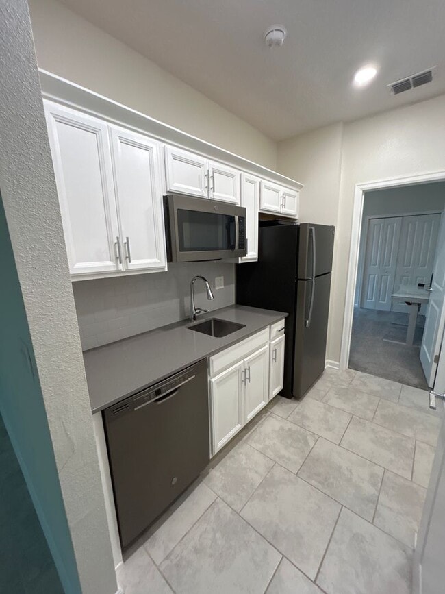 Building Photo - Beautiful home - Mother-in-law suite!