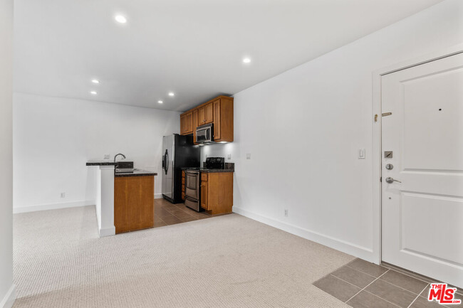 Building Photo - 10982 Roebling Ave