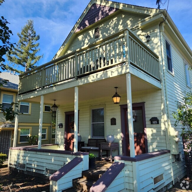 Building Photo - 923 Cherry St