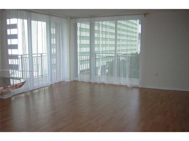 Building Photo - 1155 Brickell Bay Dr