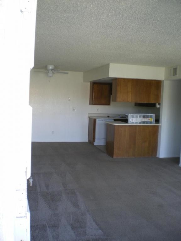 Foto del edificio - 2461 W. Acacia Ave.