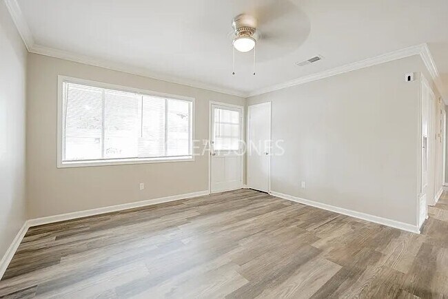 Foto del edificio - 4218 Barr St