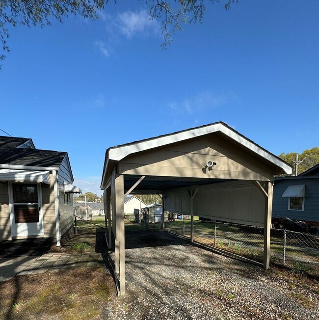 Building Photo - Cozy 2-Bedroom, 1-Bathroom Home w/ a Bonus...