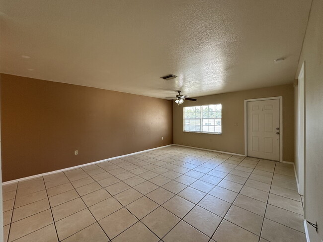 Building Photo - " 2-Bed Sanctuary with 916 Sq Ft of Comfor...