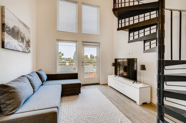 Building Photo - Stunning 15' ceiling micro apartment in th...