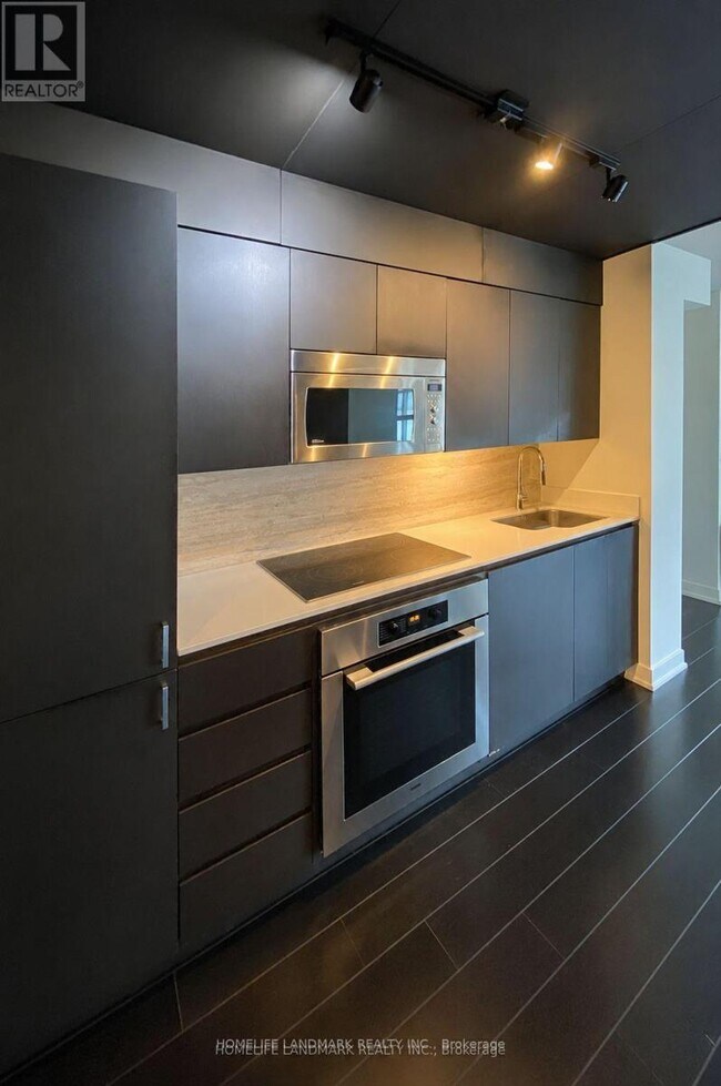 Building Photo - 10 Capreol Ct
