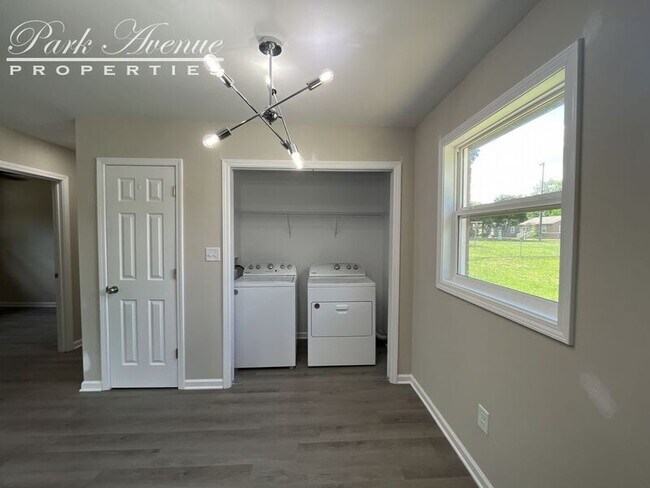 Building Photo - 906 Eastwood Dr